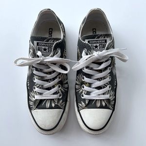 Gray Low Top Converse with Daisies women’s size 7